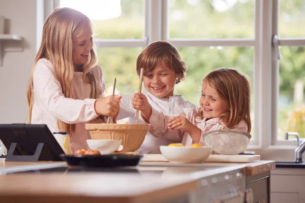 Crianças Pijama Fazendo Panquecas Cozinha Casa Após Receita Comprimido Digital — Fotografia de Stock