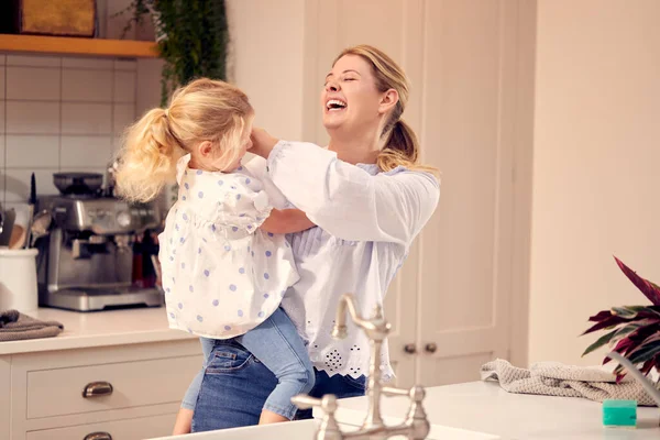 Moeder Dochter Hebben Plezier Keuken Doen Afwassen Bij Sink Samen — Stockfoto