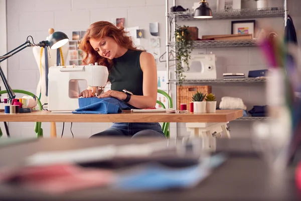 Sorridente Studentessa Imprenditore Che Lavora Nella Moda Utilizzando Macchina Cucire — Foto Stock