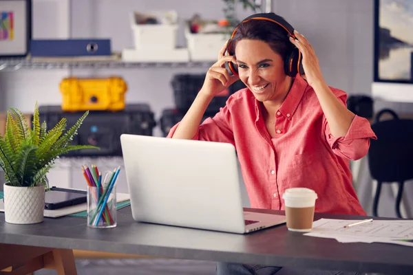 2015 Female Advertising Marketing Design Creative Wireless Headphone Desk Working — 스톡 사진