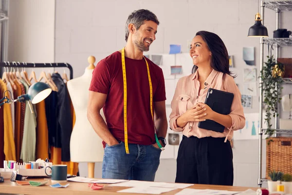 Retrato Diseñadores Moda Masculinos Femeninos Con Cinta Métrica Tableta Digital — Foto de Stock