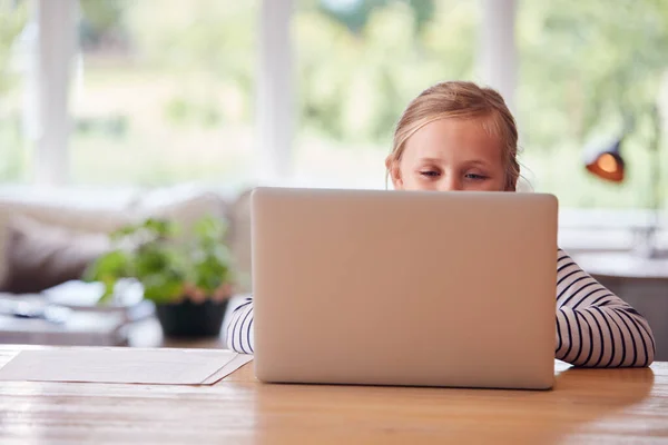 Meisje Zit Aan Tafel Met Laptop Home Schooling Tijdens Gezondheid — Stockfoto