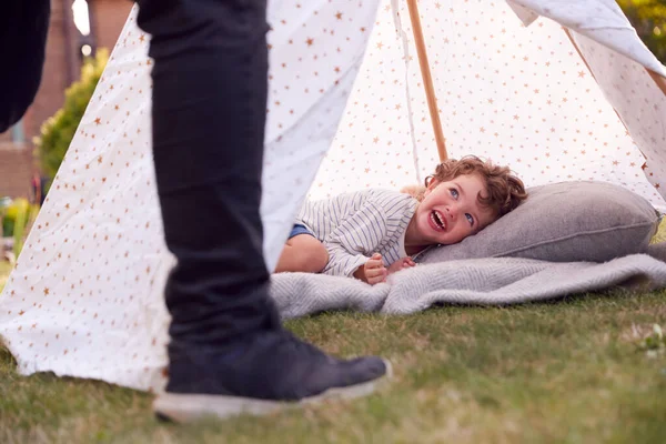 Gros Plan Père Fils Amuser Avec Tente Tipi Planté Dans — Photo