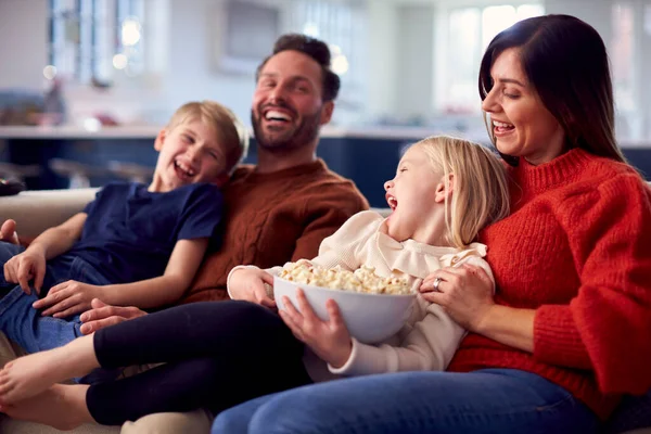 Familie Zit Bank Met Popcorn Lachen Kijken Naar Komedie Samen — Stockfoto