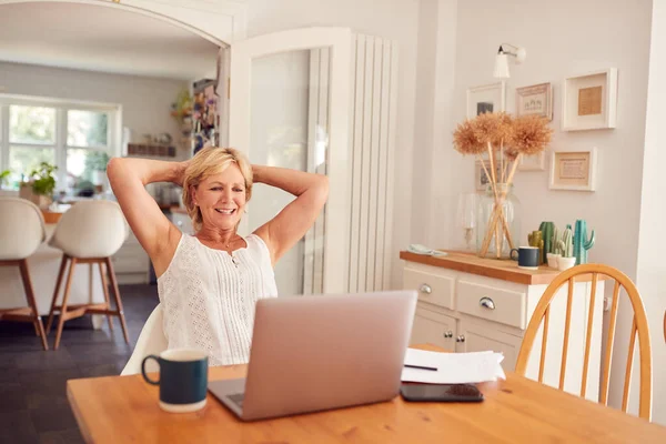 Rentnerin Hause Der Küche Glücklich Mit Erfolgserlebnis Ende Des Tages — Stockfoto