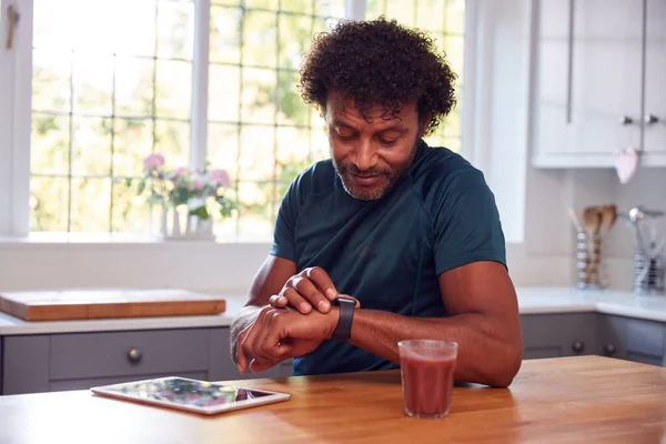 Gammal Man Bär Fitness Kläder Hemma Loggning Aktivitet Från Smart — Stockfoto