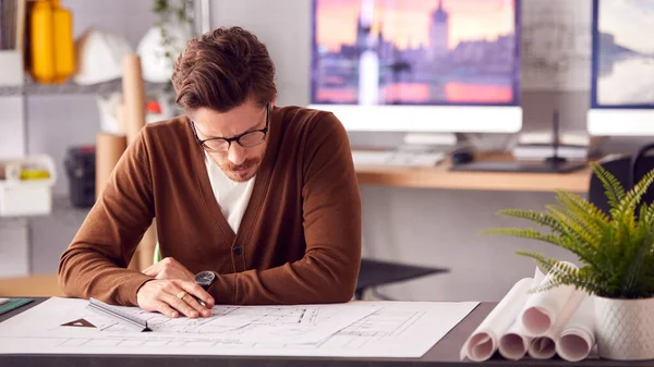 Arquitecto Masculino Oficina Trabajando Escritorio Estudiando Planes Construcción — Foto de Stock