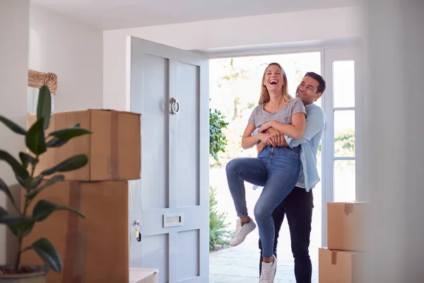 Man Carrying Woman Threshold New Home Couple Move Together — Stock Photo, Image