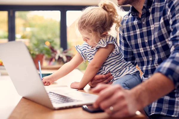 Trabalho Pai Usando Laptop Casa Balcão Cozinha Enquanto Cuida Filha — Fotografia de Stock