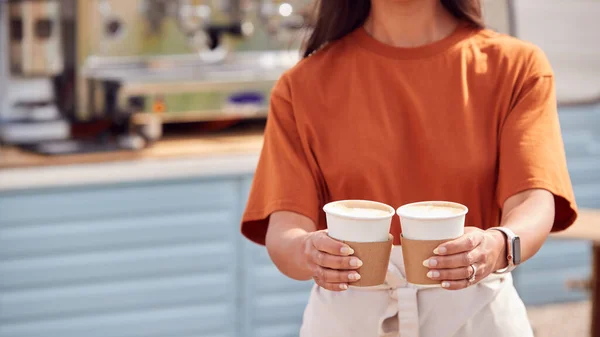 Närbild Kvinna Kör Mobile Coffee Shop Håller Takeaway Cup Utomhus — Stockfoto
