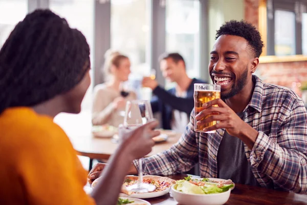 Sorrindo Jovem Casal Data Fazendo Brinde Antes Desfrutar Pizza Restaurante — Fotografia de Stock