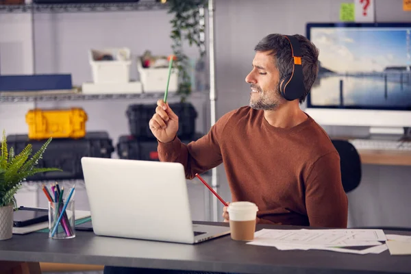 Marketing Diseño Publicidad Masculina Creativo Con Auriculares Inalámbricos Air Drumming —  Fotos de Stock