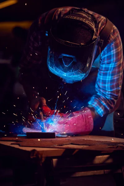 Male Blacksmith Wearing Protective Safety Visor Arc Welding Metalwork Forge — Stock Photo, Image