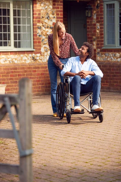 Maturo Coppia Con Uomo Seduto Sedia Rotelle Essere Spinto Donna — Foto Stock