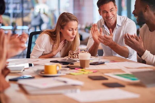 Colegas Celebrando Cumpleaños Empresaria Reunión Alrededor Mesa Oficina Moderna Plan —  Fotos de Stock