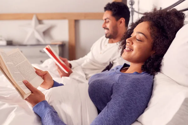 Pareja Pijama Acostada Cama Leyendo Libros Juntos —  Fotos de Stock