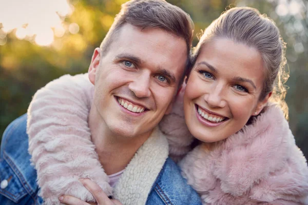 Portret Van Een Liefdevol Jong Paar Knuffelen Buiten Herfst Winter — Stockfoto