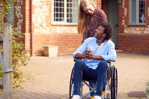 Maturo Coppia Con Uomo Seduto Sedia Rotelle Essere Spinto Donna — Foto Stock