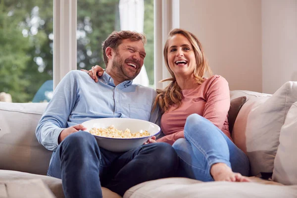 Pareja Noche Citas Sentado Sofá Casa Riendo Viendo Televisión Con —  Fotos de Stock