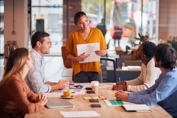 Zakenvrouw Geeft Presentatie Aan Collega Die Rond Tafel Zitten Modern — Stockfoto