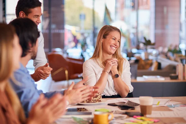 Collega Vieren Verjaardag Van Zakenvrouw Tijdens Een Bijeenkomst Rond Tafel — Stockfoto