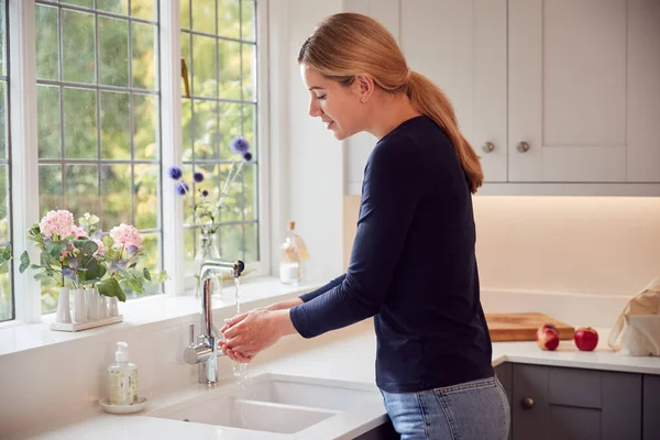 Kobieta Myje Ręce Mydłem Domu Aby Zatrzymać Rozprzestrzenianie Się Infekcji — Zdjęcie stockowe