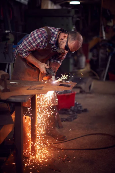 Male Blacksmith Using Plasma Cutter Cut Shape Sheet Metal Forge — Stock Photo, Image