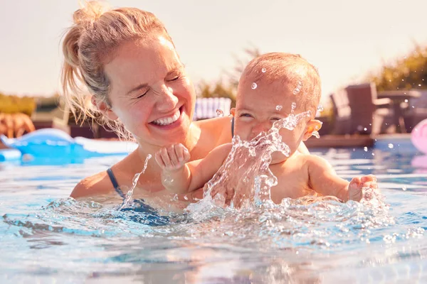 Anne Kızı Yaz Tatilinde Eğleniyorlar Açık Havuza Sıçratıyorlar — Stok fotoğraf