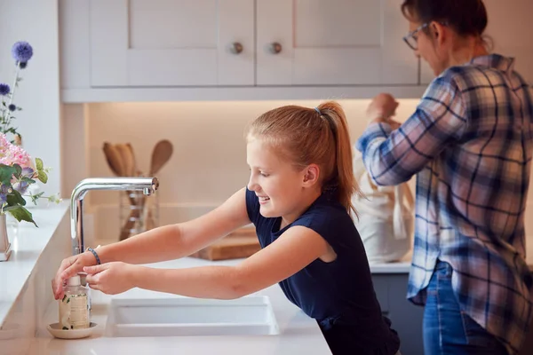 Mutter Mit Tochter Wäscht Sich Hause Die Hände Mit Seife — Stockfoto