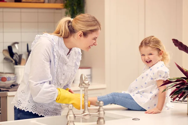 Madre Hija Divirtiéndose Cocina Lavándose Fregadero Juntas —  Fotos de Stock