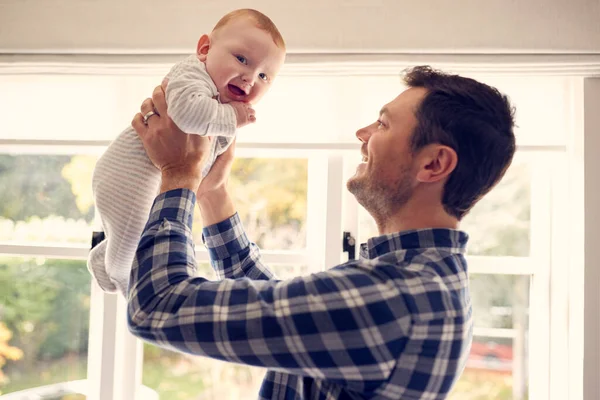 Любить Отца Поднимающего Младенца Воздух Играют Игру Дома Вместе — стоковое фото