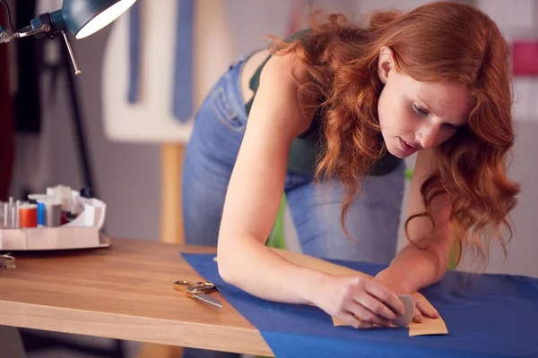 Kvinnlig Student Eller Företagare Som Arbetar Mode Ritning Mönster Tyg — Stockfoto