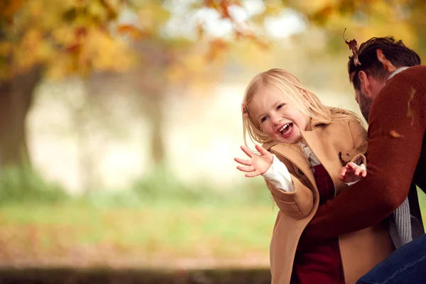 Young Girl Throwing Autumn Leaves Air She Has Fun Playing — Fotografia de Stock