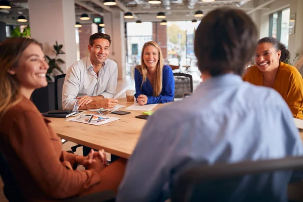 Equipe Negócios Tendo Reunião Sentada Torno Mesa Escritório Plano Aberto — Fotografia de Stock