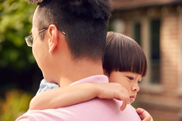 Любящий Азиатский Отец Обнимает Сына Саду Мальчик Смотрит Через Плечо — стоковое фото