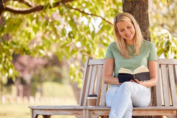 Mulher Sentada Banco Parque Sob Árvore Leitura Livro Beber Café — Fotografia de Stock