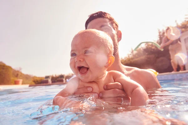 Padre Con Hija Bebé Divirtiéndose Vacaciones Verano Salpicando Piscina Aire — Foto de Stock