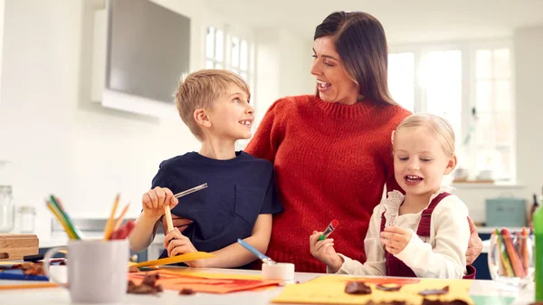 Madre Con Niños Casa Haciendo Artesanía Haciendo Fotos Hojas Cocina —  Fotos de Stock