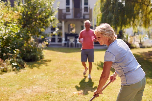 Homme Retraité Apportant Boisson Froide Femme Rangeant Jardin Avec Râteau — Photo