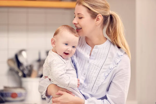 Mutter Hause Küche Mit Lächelndem Sohn — Stockfoto