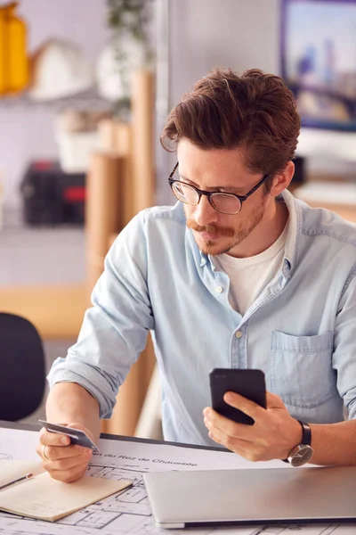 Arquitecto Masculino Oficina Que Trabaja Escritorio Que Hace Compra Línea —  Fotos de Stock