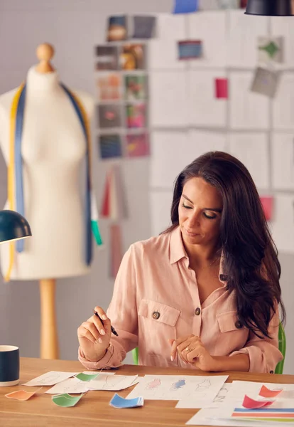 Diseñadora Moda Femenina Estudio Que Trabaja Bocetos Diseños Escritorio — Foto de Stock