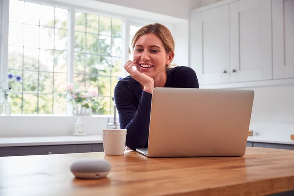 Vrouw Keuken Met Behulp Van Digitale Smart Speaker Tijdens Het — Stockfoto