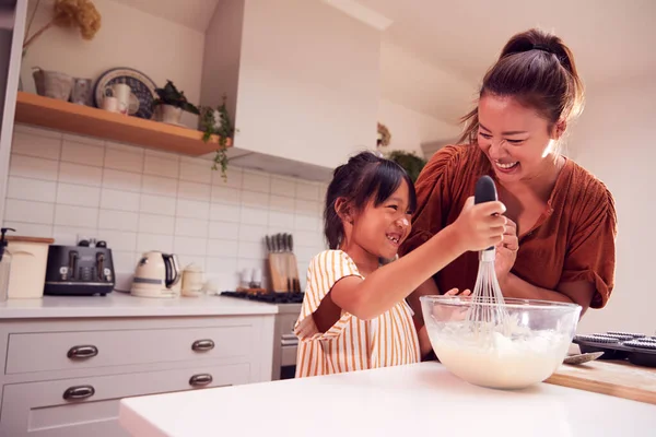 Азиатская Мать Дочь Делают Грязные Кексы Кухне Дома Вместе — стоковое фото