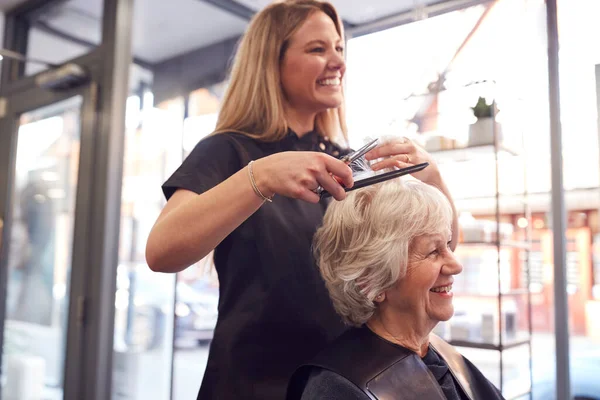 Mulher Sênior Tendo Cabelo Cortado Pelo Estilista Feminino Salão Cabeleireiro — Fotografia de Stock