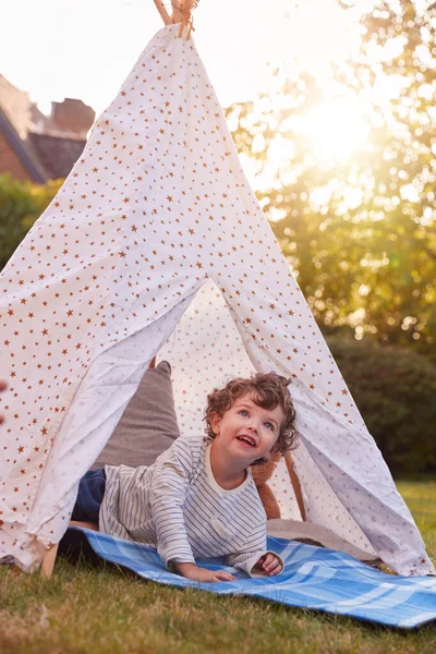 Giovane Ragazzo Avendo Divertente Dentro Tenda Tepee Lanciato Giardino — Foto Stock