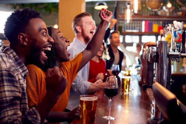 Groupe Clients Excités Dans Sport Bar Regarder Événement Sportif Télévision — Photo