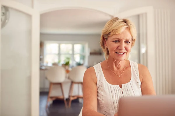 Pensionerad Kvinna Hemma Köket Shopping Online Och Hantera Inhemska Finanser — Stockfoto