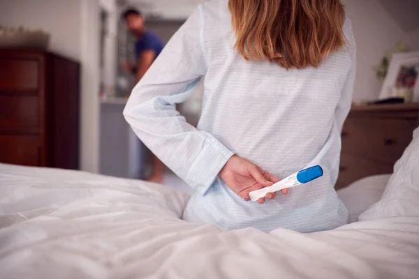 Närbild Kvinnan Bär Pyjamas Håller Positiva Graviditetstest Bakom Sig Sovrummet — Stockfoto