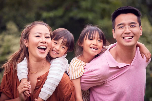 Porträtt Leende Asiatisk Familj Utomhus Med Föräldrar Ger Barn Piggybacks — Stockfoto